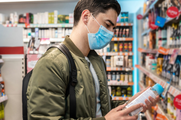 Cartaz de oferta com escassez e preco psicologico em gondola de supermercado independente