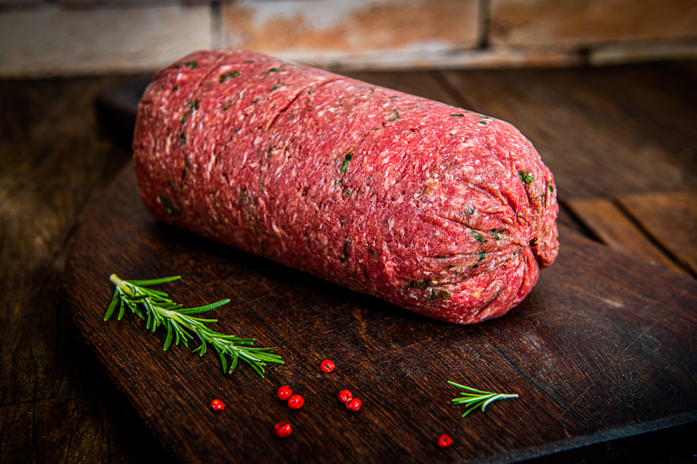 Carne bovina maturada em corte espesso sobre tábua de madeira em açougue premium