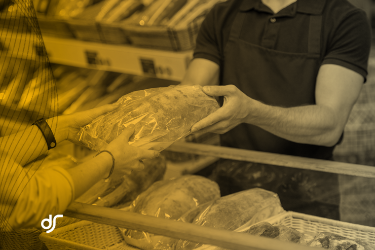 Balcão de padaria independente com pão francês quente, bolos e bandeja de salgados