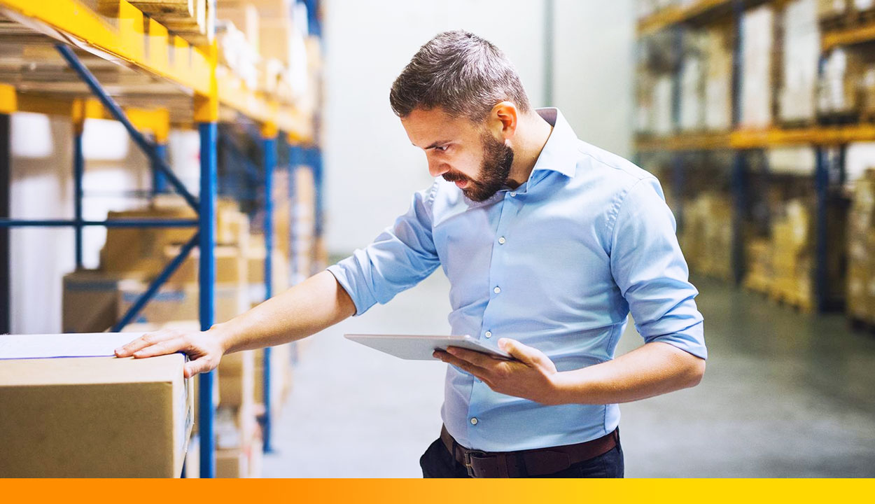 Prateleiras de deposito de supermercado com caixas organizadas por categoria e data de validade