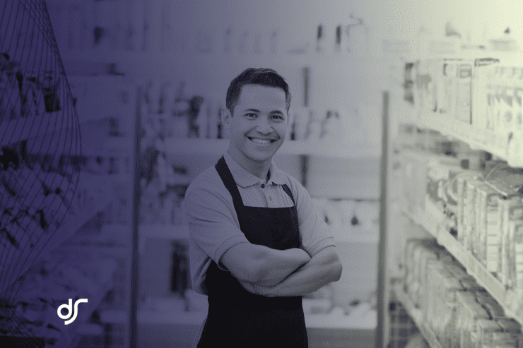 Fachada de mercadinho independente com iluminacao externa acesa e letreiro em vermelho e branco