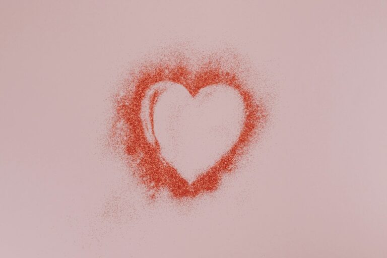 Coração vermelho em um fundo cor de rosa